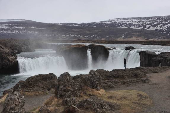 Visitando a monumental Godafoss, cachoeira na região de Akureyri, maior cidade do norte da Islândia